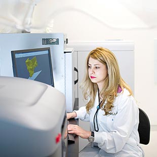 Dr. Samin Eftekhari using imaging equipment in Ryerson lab