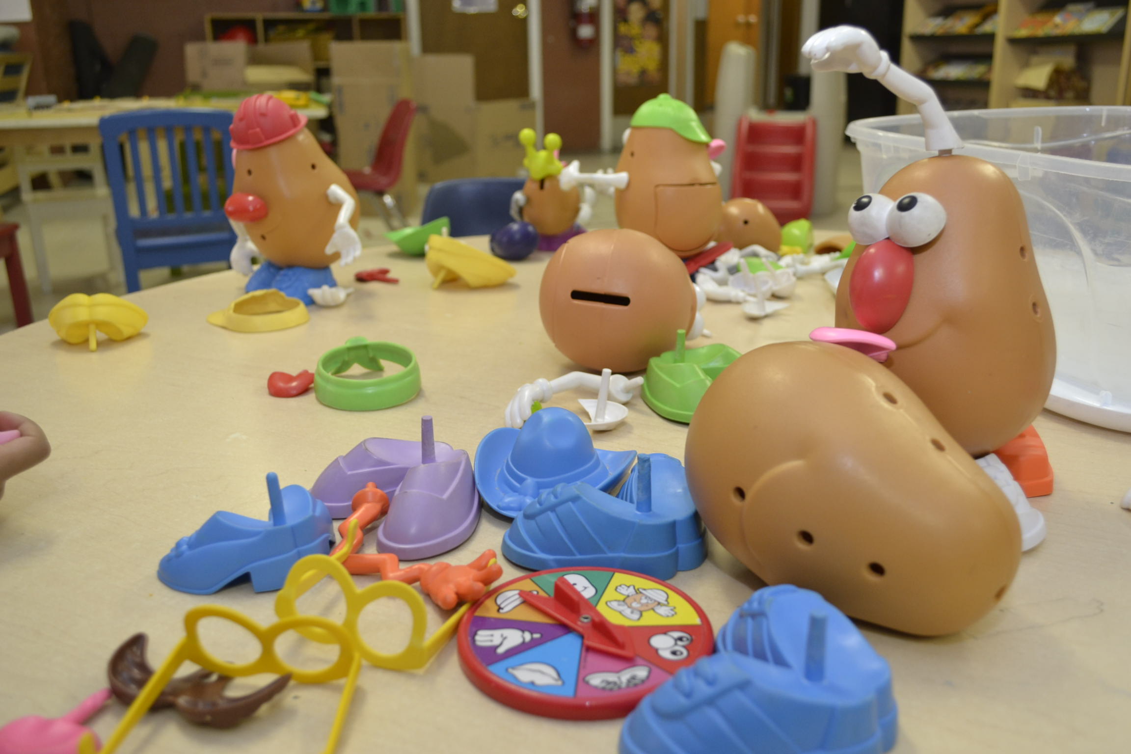  Divers jouets Monsieur Patate pour enfants sont éparpillés sur une table dans un centre de garde d’enfants.