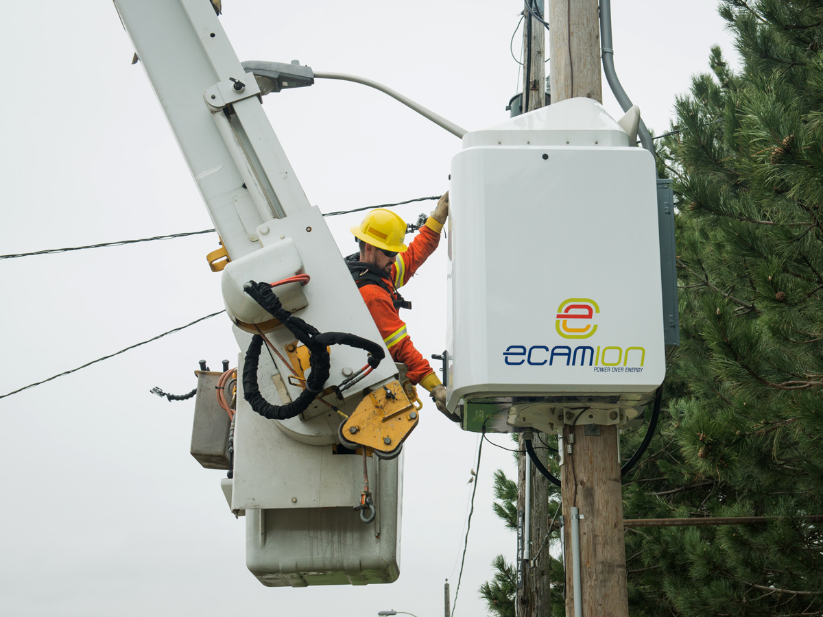 Toronto Hydro worker installing pole-mounted energy storage project components