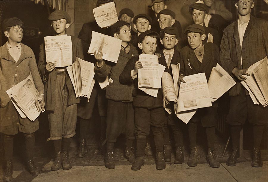 Newsboys in 1909 holding newspapers